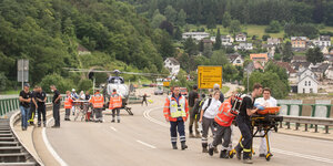 Krankenbahre und Rettungskräfte auf einer Strasse