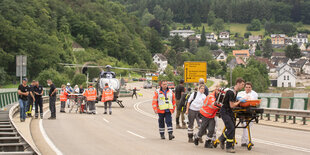 Krankenbahre und Rettungskräfte auf einer Strasse