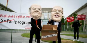 2 Personen mit Scholz und Altmaier Masken vor dem Bundeskanzleramt