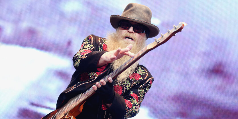 Dusty Hill speilt mit der Saite