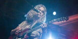 Juana Molina an der Gitarre