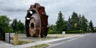 Ein Schaufelrad (ohen Bagger) steht wie ein Monument in dem Dorf Welzow: Dort befindet sich neben Jänschwalde der letzte verbliebene Tagebau in Brandenburg