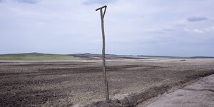 Sand und Erde, Himmel und sonst nichts: eine Rekultivierungsfläche im Tagebau Welzow, in der südlichen Niederlausitz im Landkreis Spree-Neiße - die Natur soll halt zurückkommen