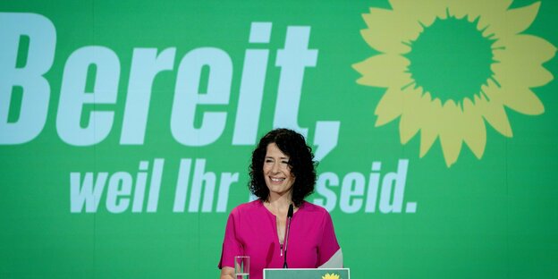 Das Foto zeigt Grünen-Spitzenkandidatin Bettina Jarasch bei ihrer Rede beim Grünen-Bundesparteitag. Im Hintergrund steht der Schriftzug "Bereit, weil Ihr es seid"