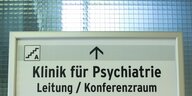 Auf eibnem Schild steht: Klinik für Psychiatrie, Leitung, Konferenzraum