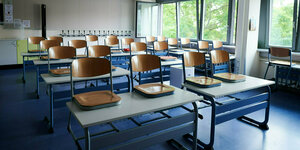 Stühle in einem Klassenzimmer einer Grundschule in Prenzlauer Berg noch auf den Tischen.