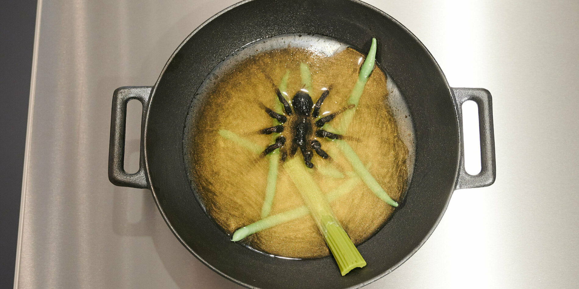 Eine Tarantel in einer Suppe mit Zitronengras