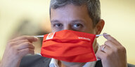 Raed Saleh, Vorsitzender der Berliner SPD, setzt sich beim Parteitag der SPD Berlin einen Mund-Nasen-Schutz auf.