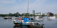 Zahlreiche Boote liegen in der Rummelsburger Bucht vor Anker - es könnte bald ein Ankerverbot, Berlins Innensenator wünscht sich eins