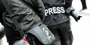 Ein Fotoreporter trägt auf einer Demonstration einen Aufnäher mit dem Text «PRESS» auf seiner Jacke