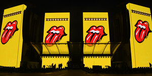 Viermal hängt das Symbol der Rolling Stones auf der Bühne: eine herausgestreckte Zunge