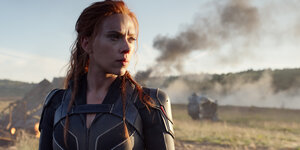 Scarlett Johansson blickt als "Black Widow" entschlossen in die Ferne.