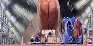 Großes Schiff in der Sietas-Werft, die Arbeiter davor sehen ganz klein aus
