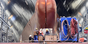 Großes Schiff in der Sietas-Werft, die Arbeiter davor sehen ganz klein aus