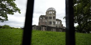 Eine Ruine mit dem Gerippe einer Kuppel steht auf einer Wiese