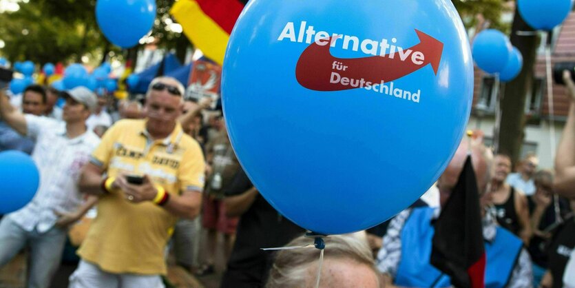 Blauer Luftballon mit rot-weißen Schriftzug der AfD