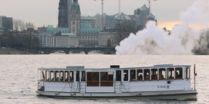Der historischer Alsterdampfer "St. Georg" fährt Ende 2012 in Hamburg über die Außenalster.