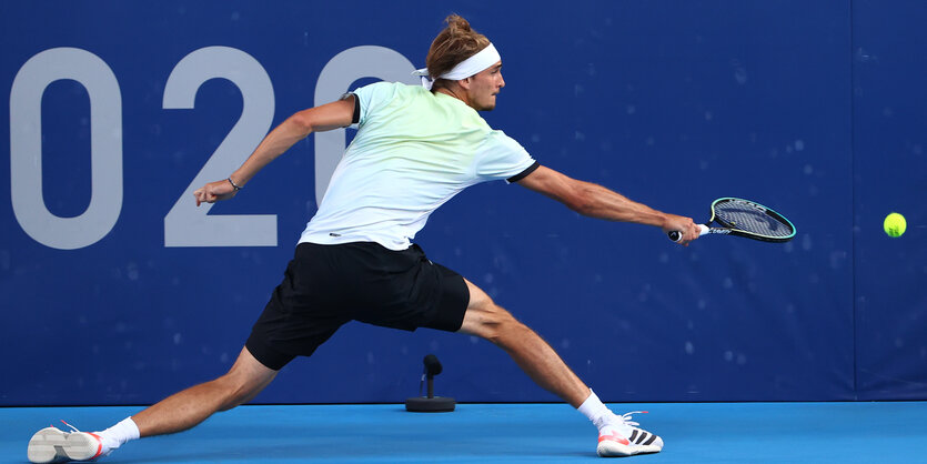 Alexander Zverev macht sich ganz lang, um eine Ball noch mit der Rückhand erreichen zu können