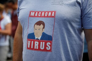 T-Shirt eines Mannes mit der Aufschrift "Macronavirus" und dem Gesicht von Präsident Emmanuel Macron.