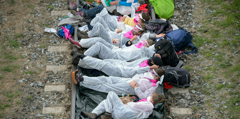 Mehrere Hundert überwiegend junge Menschen des Bündnisses «Ende Gelände» haben gegen ein geplantes Terminal für Flüssigerdgas (LNG) demonstriert. Sie besetzten unter anderem eine Zufahrt in einem Industriegebiet, in dem verschiedene Chemieunternehmen arbe