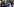 Ein Demonstrant in blauem Hemd ohne Mund-Nasen-Maske spricht mit einem Polizeisten