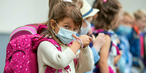 Einschulungskinder mit Mundschutz