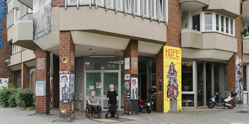 Ingrid Gärtner und Erich Jäger vor dem Seniorenwohnhaus Bülow- Ecke Frobenstraße