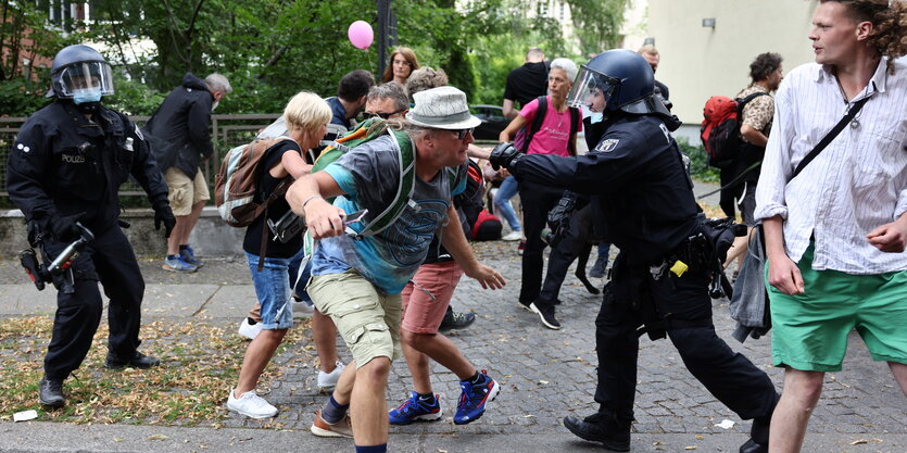 Querdenker*innen durchbrechen Polizeisperrungen