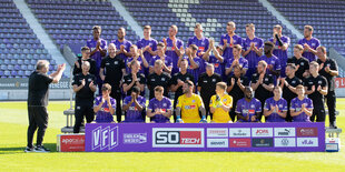 Die Spieler des VfL Osnabrück lachen und applaudieren sich beim Mannschaftsfoto.