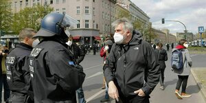 Jörg Reichel im Gespräch mit einem Polizisten