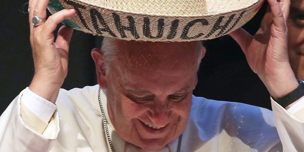 Der Papst mit einem Sombrero.
