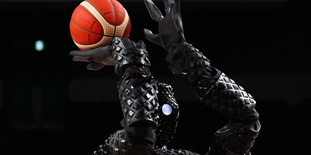 Eine Maschine unterm Korb: Der Basketball-Roboter CUE trifft immer in die Reuse.