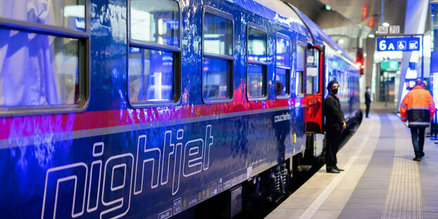 Nightjet Zug des ÖBB steht an einem Bahngleis