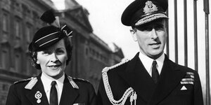 Edwina und Louis Mountbatten in Uniformen.