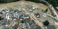 Vom Hochwasser zerstärte Häuser in einer Drohnenaufnahme.