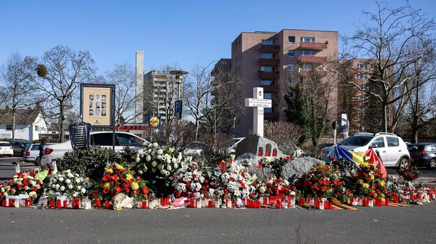 Blumen, Kreuze und Kerzen auf der Straße erinnern an die Opfer von Hanau