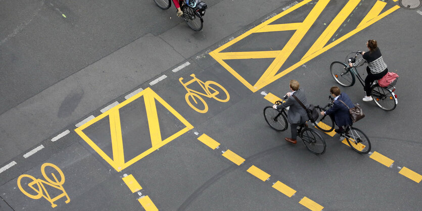 Radweg auf einer Straße.