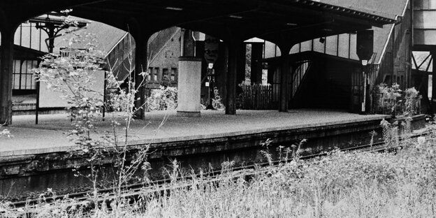 Schwarz-Weiß-Foto des Bahnhofs Westends