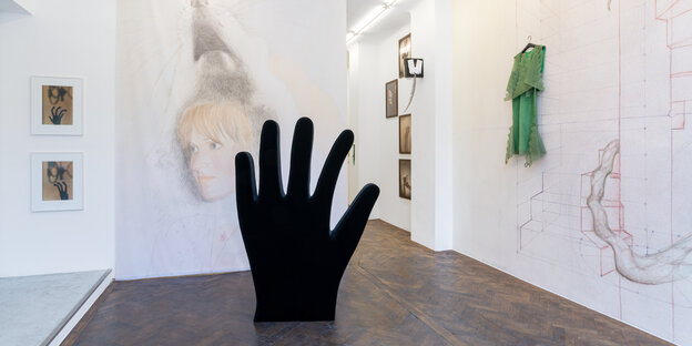 Große schwarze Hand in einem Ausstellungsraum