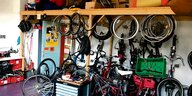 Bunte Fahrräder stehen in einer Werkstatt.