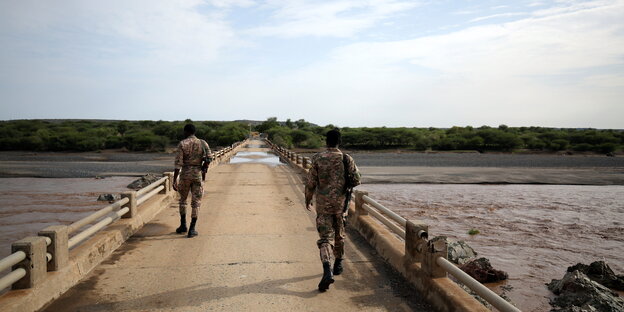 Amhara-Milizen auf einer Brücke über dem Tekeze