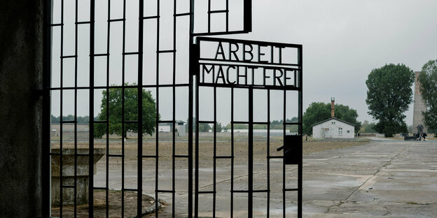 Eingang zum Häftlingslager mit dem "Turm A" auf dem Gelände der Gedenkstätte Sachsenhausen