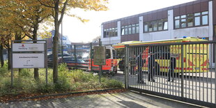 Einsatzfahrzeuge der Feuerwehr stehen auf dem Gelände des Ankunftszentrums für Flüchtlinge.