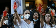 Rot angemalte Hände stehen für das Blut: Protestierende Frauen heben ihre Hände