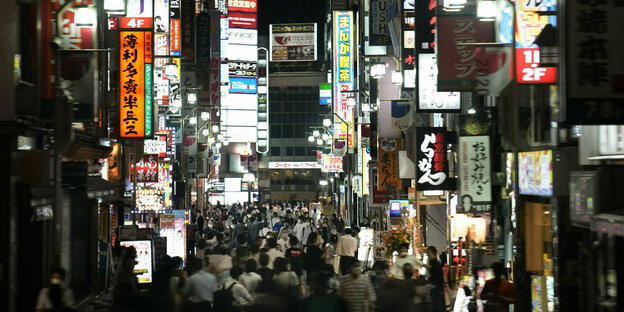 Partyzone in Tokio-Kabukicho: Das Notstands-Gebot wird frei ausgelegt.