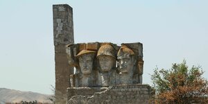 Zerstörtes Denkmal für sowjetische Soldaten in Aserbaidschan
