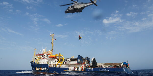 Bergung einer Person mit einem Hubschrauber von einem Schiff.