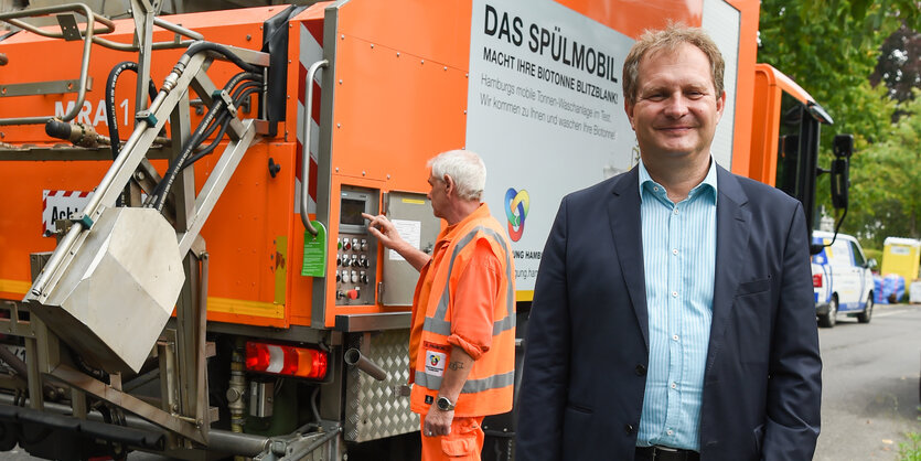 Jens Kerstan vor einem Müllwagen der Stadtreinigung