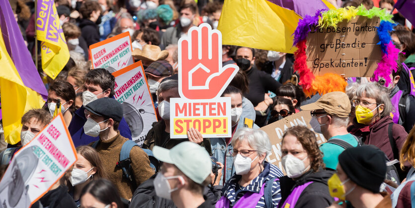 Demonstrant*innen auf einer Demo gegen steigende Mieten.