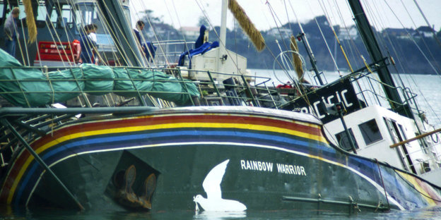 Das sinkende Greenpeace-Schiff „Rainbow Warrior“ nach dem Anschlag